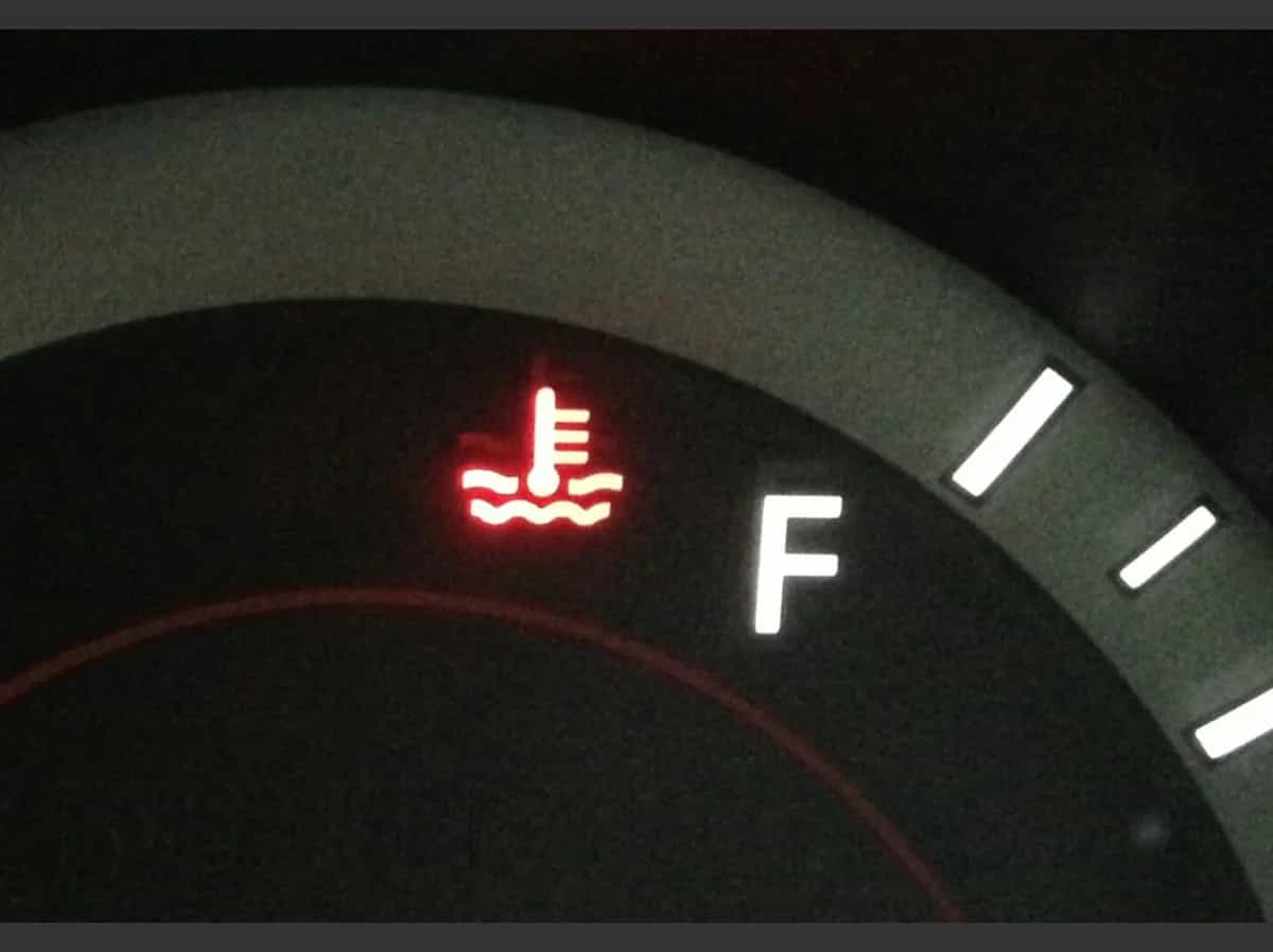 Если загорелась лампочка перегрева двигателя